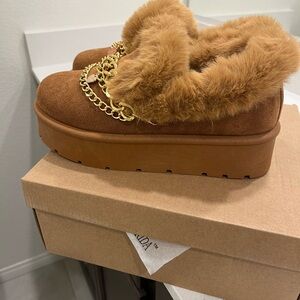 Luxurious Tan Faux Fur Platform Slippers